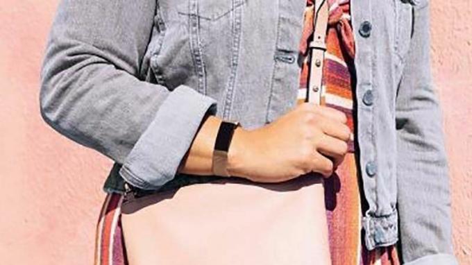 פרק כף היד של אישה הלובשת את Fitbit Inspire 2