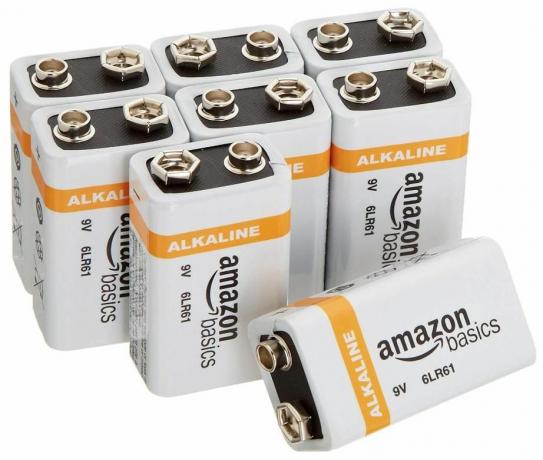 En pakke Amazon Basics 9v batterier 