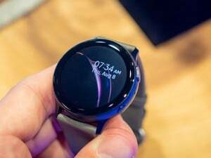 Kokios spalvos Galaxy Watch Active 2 geriausiai atrodo ant riešo?