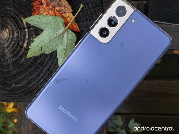 „Samsung Galaxy S21 Purple Fall“.