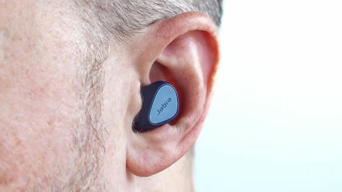 Zbliżenie na wkładkę douszną Jabra Elite 4 w uchu.