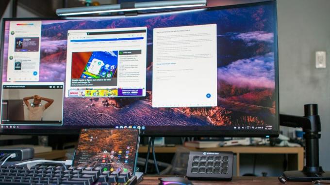 Samsung Galaxy Z Fold 4 in DeX-modus aangesloten op ultrabrede monitor