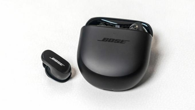 Bose QuietComfort Earbuds II hörsnäcka lös bredvid fodralet.