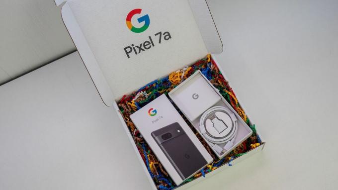 Charcoal Google Pixel 7a išpakavimas