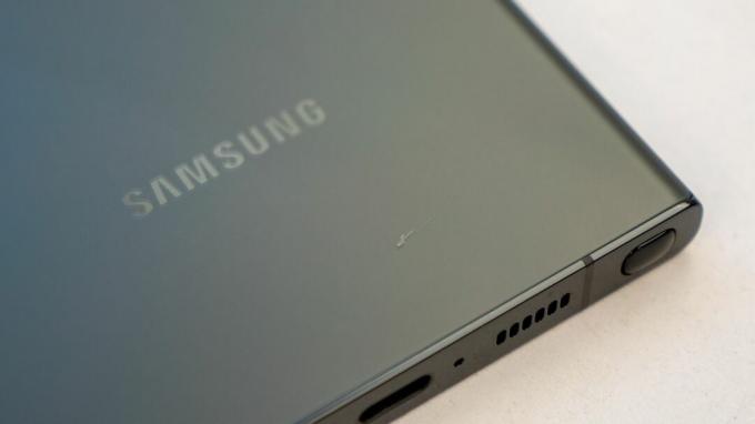 Praska na zadnji strani telefona Samsung Galaxy S23 Ultra