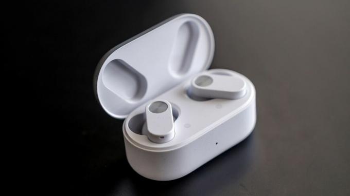 ОнеПлус Норд Будс 2 слушалице се отварају у кутији.