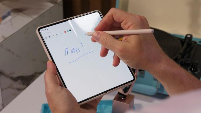 כתיבה עם S Pen על הצג הגדול של Samsung Galaxy Z Fold 4