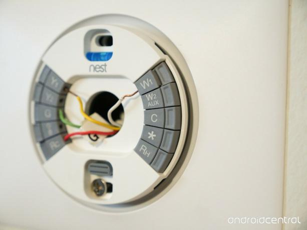 Nest Thermostat مع الأسلاك مكشوفة