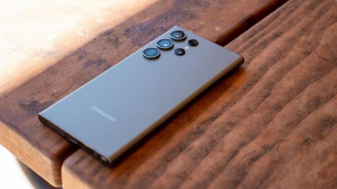 Samsung Galaxy S23 Ultra Hijau di atas meja