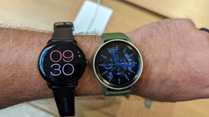 Google Pixel Watch jämfört med Samsung Galaxy Watch 5 Pro på hands-on