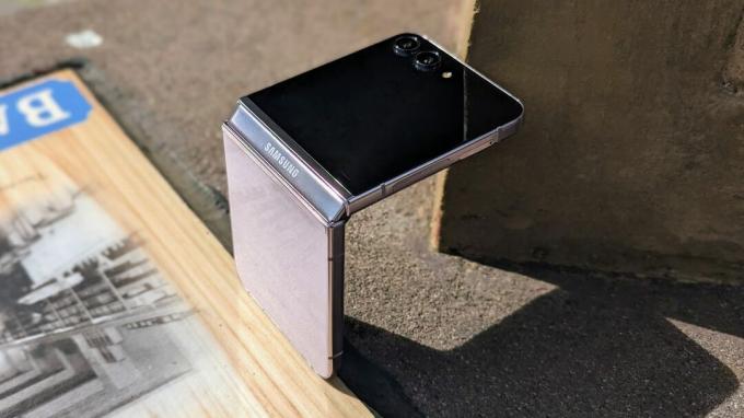 Samsung Galaxy Z Flip 5 presavijen pod kutom