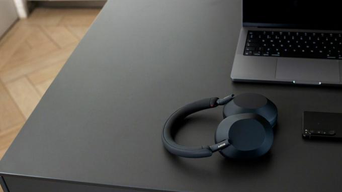 XM5-Kopfhörer auf dem Schreibtisch