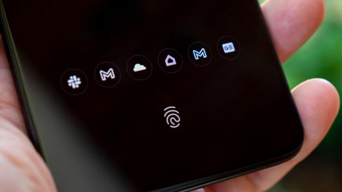 Motorola Edge (2022) alati sees olev ekraan
