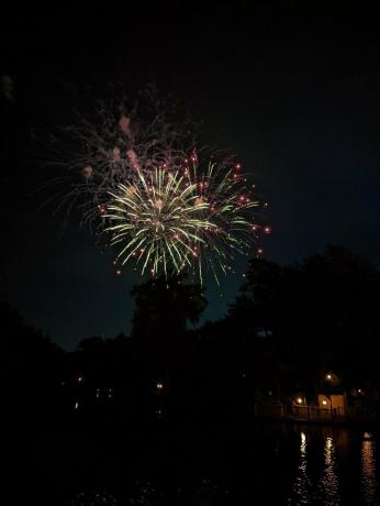 Cameră Pixel 6 mostre Frontier Fireworks