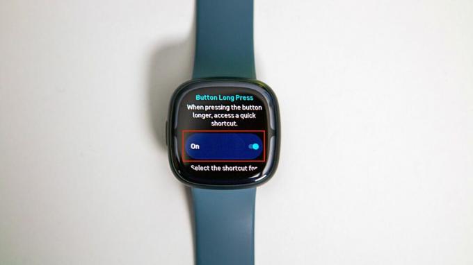 Aktifkan pintasan tekan lama di Fitbit Sense 2