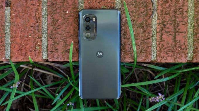 De achterkant van de Motorola Edge (2022)