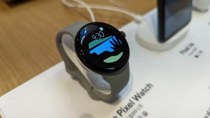 Praktické hodinky Google Pixel Watch