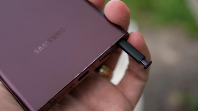 Samsung Galaxy S22 Ultra S-kynällä ilman vaippaa