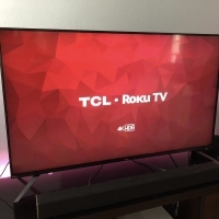 TCL के 2018 65-इंच 4K Roku TV के साथ अब तक की सबसे कम कीमत पर हर पिक्सेल का आनंद लें