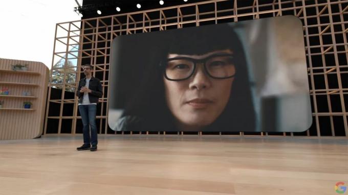 De nieuwe slimme bril van Google op het podium tijdens Google IO 2022