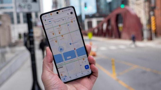 Tampilan Chicago di Google Maps berjalan di ThinkPhone oleh Motorola