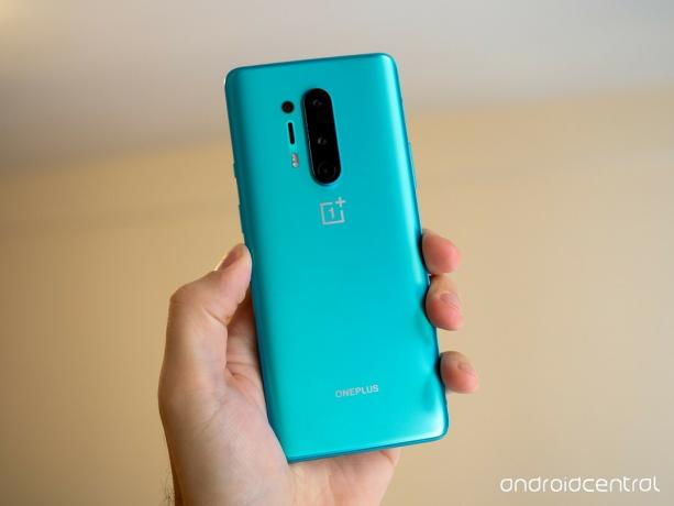 Oneplus 8 Pro Green In mano indietro