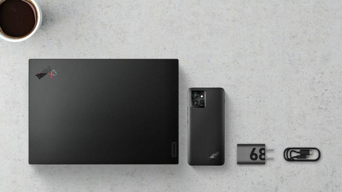 Lenovo ThinkPhone fra Motorola ved siden av Lenovo ThinkPad X1 Carbon