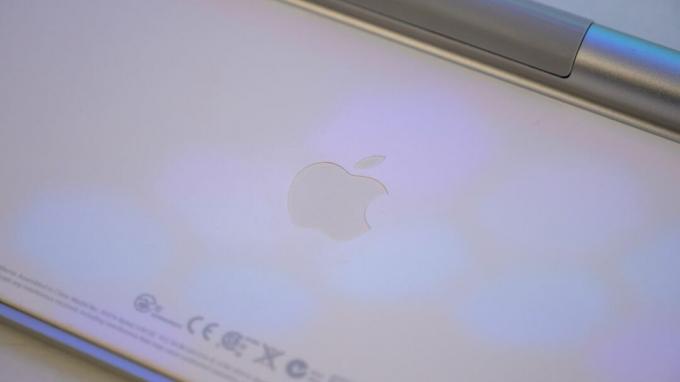 Logotipo da Apple na parte de trás de um Magic Keyboard
