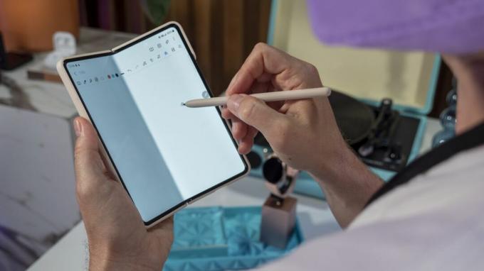 Skriver på Samsung Galaxy Z Fold 4:s större skärm med S Pen