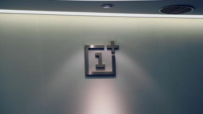 OnePlus-logo op een muur