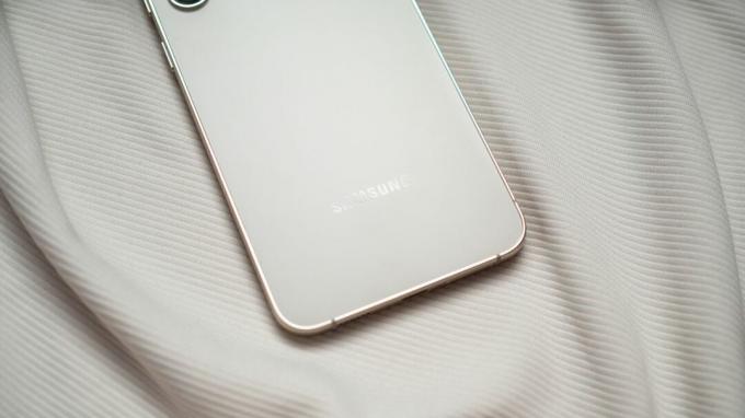 Sigla Samsung pe spatele Samsung Galaxy S23 Plus