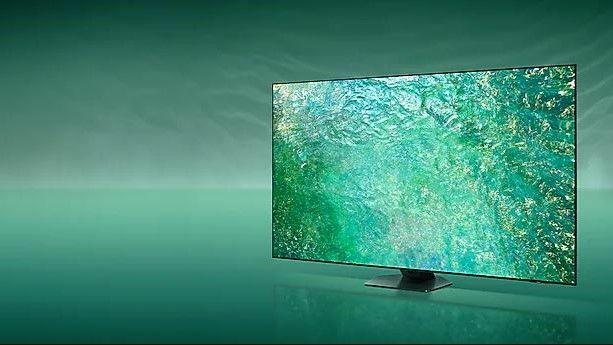 Samsung TV melayang di latar belakang hijau abstrak