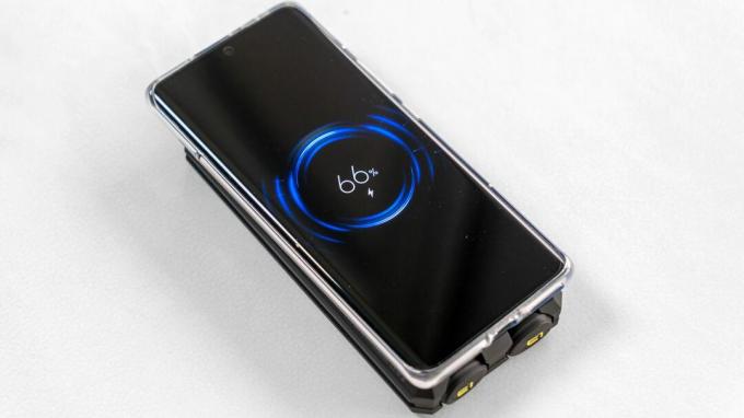 लीनियरफ्लक्स हाइपरसोनिक 360 के शीर्ष पर चार्ज होता एक फ़ोन।