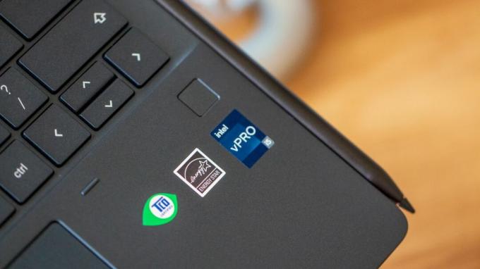 Imagem ampliada do HP Elite Dragonfly Chromebook no leitor de impressão digital e no logotipo da Intel