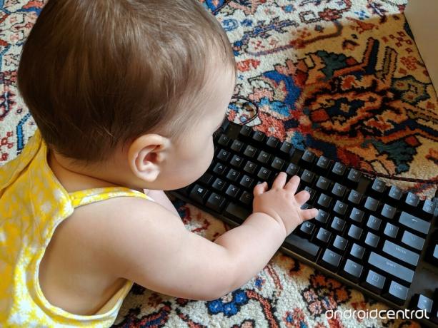 طفل مع لوحة المفاتيح