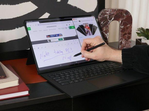 Samsung Galaxy Tab S8 Ultra com teclado e caneta S multitarefa