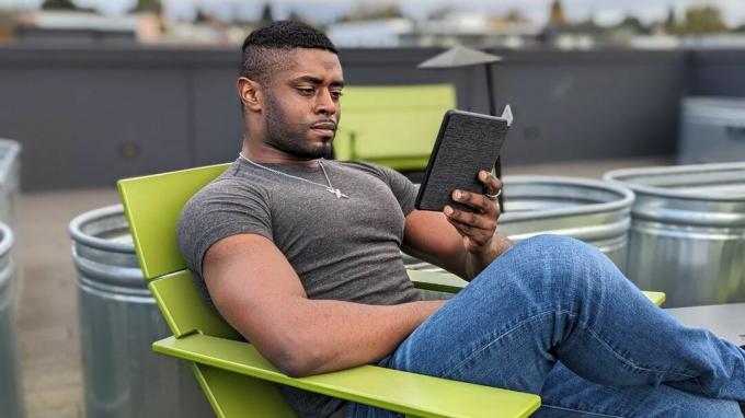 Sedět a držet Kindle (2022) venku