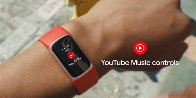 Fitbit Charge 6 ļauj lietotājiem kontrolēt savus YouTube mūzikas ierakstus.
