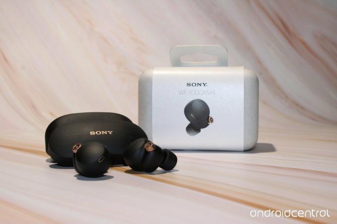 Sluchátka Sony Wf1000xm4 vybalená z pouzdra