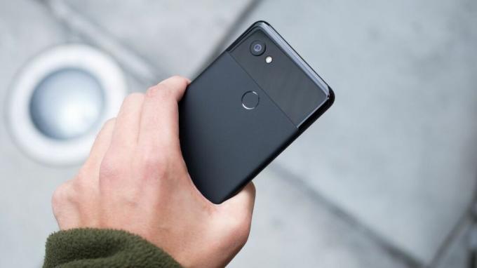 هاتف Google Pixel 2 XL باللون الأسود في متناول اليد