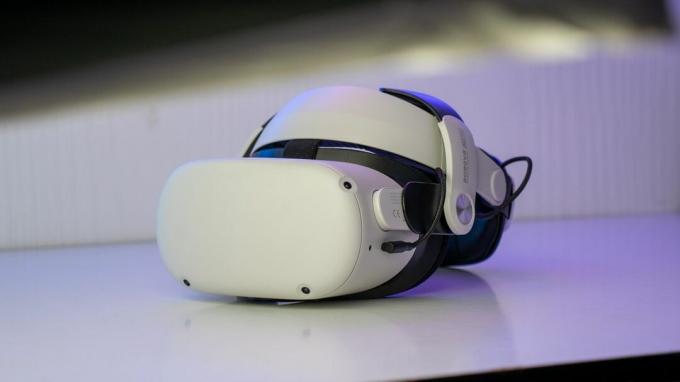 Ett Meta Quest 2-headset med Bobo VR M2-huvudremmen fäst