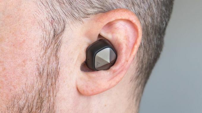 Close-up van Astell & Kern UW100 in het oor.