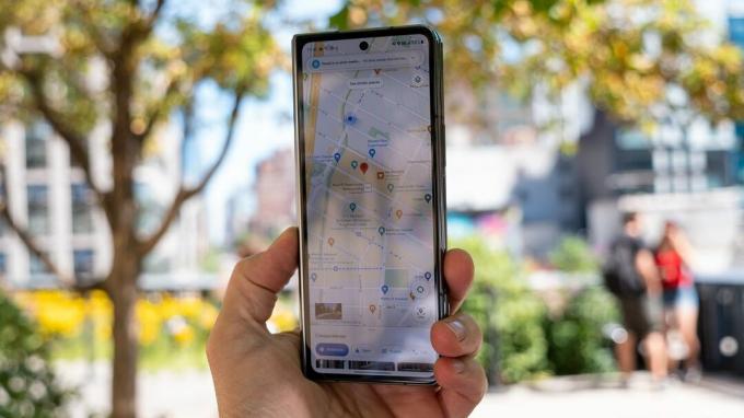 Google Mapsi vaatamine Samsung Galaxy Z Fold 4 väiksemal kaaneekraanil