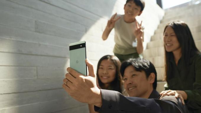 Rodina, která si pořizuje selfie pomocí Sage Google Pixel 6a
