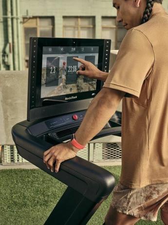 Fitbit Charge 6 integreres med en kompatibel træningsmaskine.