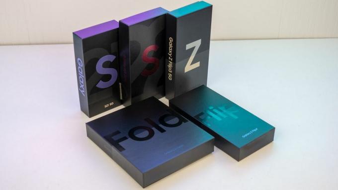הקופסאות ל-Galaxy Z Flip 4 בהשוואה ל-Galaxy Z Flip 3, S22 Ultra, ו-S21Fold 4