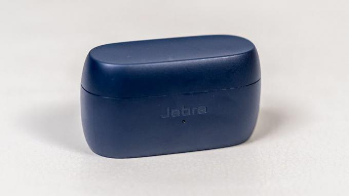 Jabra Elite 4 kulaklık kutusu kapalı.