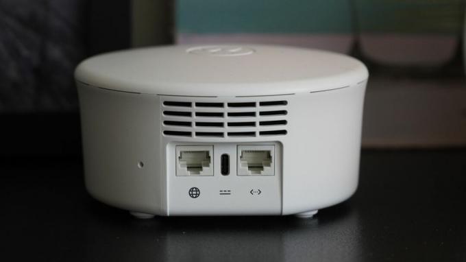 Port node Motorola Q11 dengan USB-C, port WAN Ethernet, port LAN Ethernet, dan ventilasi