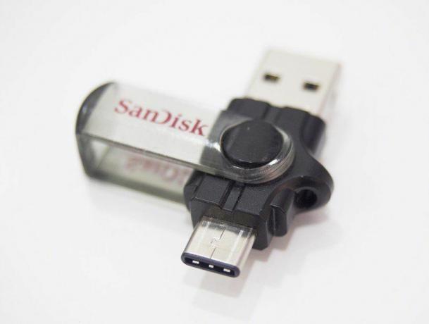 محرك الأقراص المزدوج من SanDisk مع قابس من النوع C.