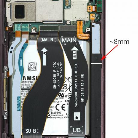 Uno smontaggio del Samsung Galaxy S22 Ultra con la guaina della S Pen misurata